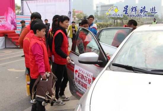 愛心花車搭乘康智學員巡游花市